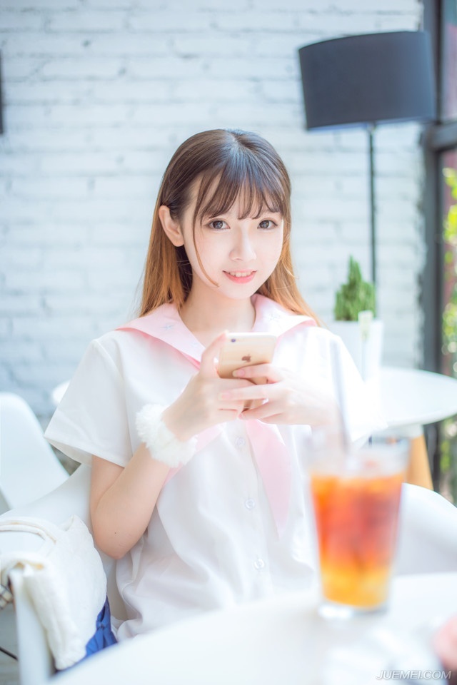 生活的艰苦，社交的复杂，都算不上难事。安静下来你会发现这人世间最可贵的是：甘于平淡，无怨言的坚持，永远心怀梦想。